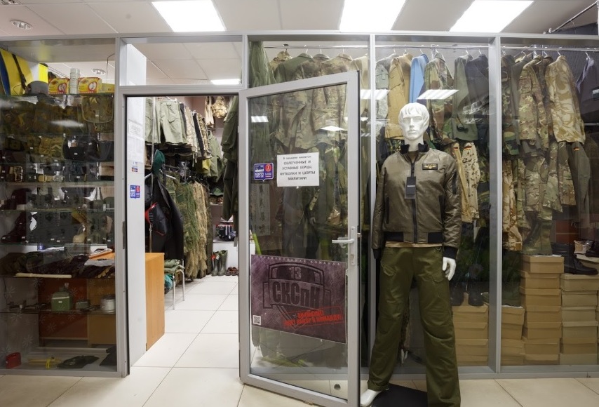Вход в магазин военной одежды и снаряжения "Экстрим Мастер" на Катунина в Гомеле