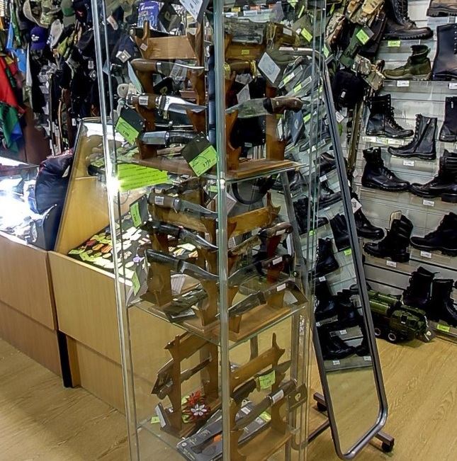 Стенд ножей в магазине "Гарнизон-23" на Гаврилова в Краснодаре