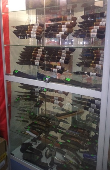 Стенд ножей в магазине "Кортуз" на Шумяцкого в Красноярске