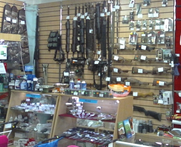 Ножи в магазине товаров для охоты и рыбалки "Робинзон" на Октябрьской в Шадринске