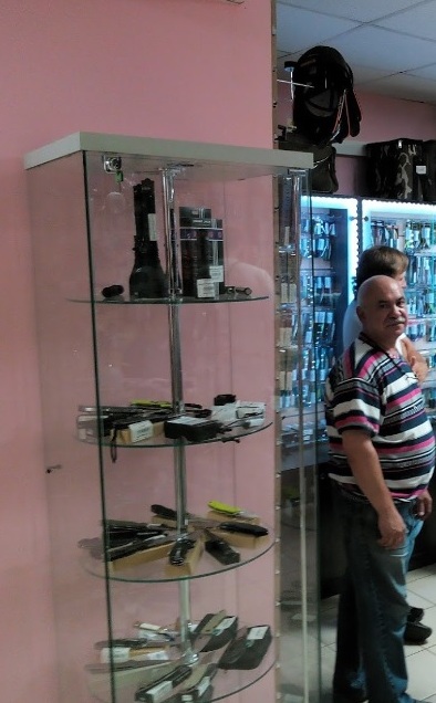 Ножи и другие товары в туристическом магазине "Старк" на Хрущева в Курске