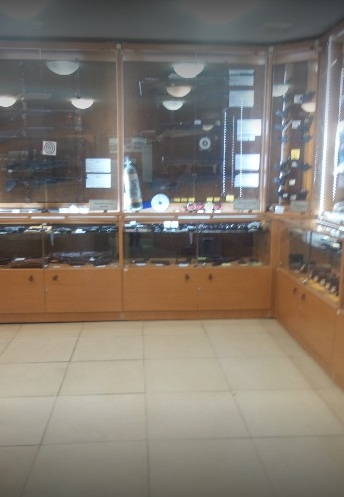 Ножи и оружие в магазине "Пеликан" на Карла Маркса в Магнитогорске