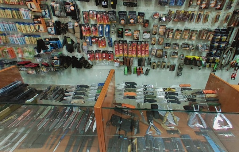 Ножи и другие товары в охотничьем магазине "Следопыт" на Сморговском тракте в Минске