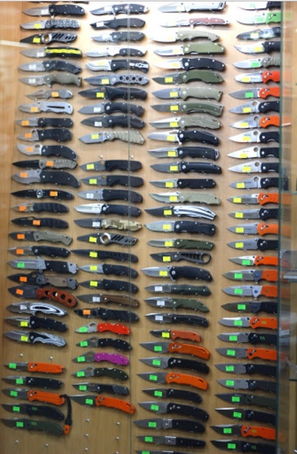 Стенд ножей в магазине Blademarket на Архитекторов в Омске