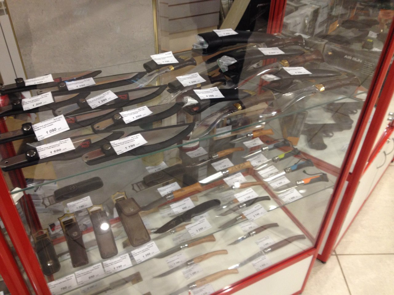 Ассортимент ножей в магазине "Легионер" на Карбышева в Новокуйбышевске