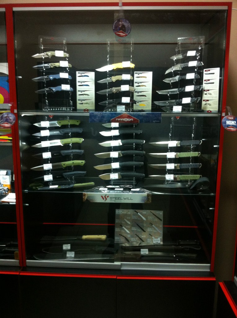 Ассортимент ножей в магазине "Сталкер" на Гагарина в Самаре