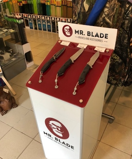 Ножи в магазине луков и арбалетов 43kgs на 13-й Линии Васильевского острова в СПб