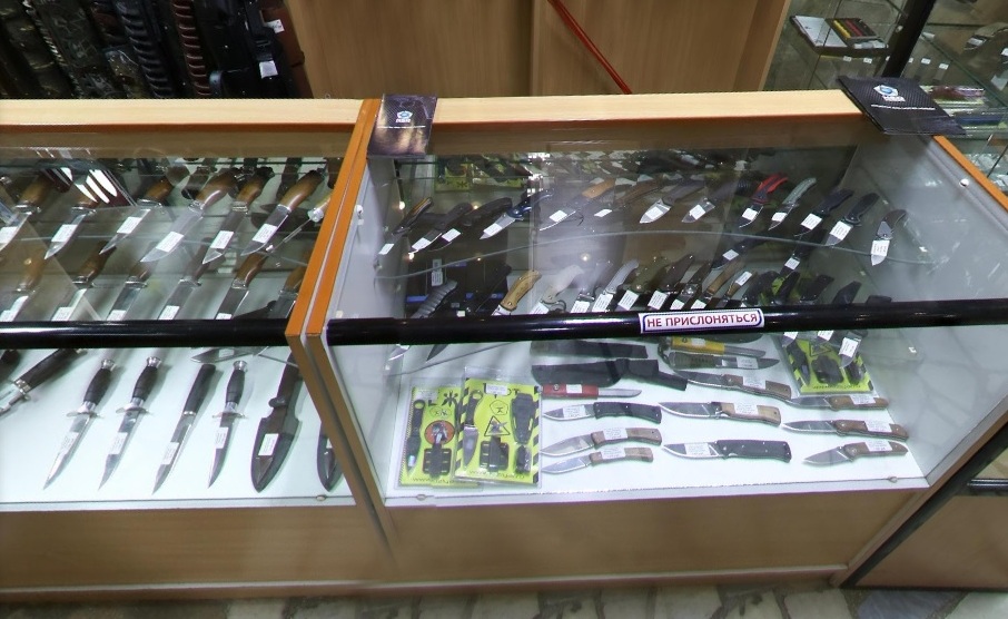 Большой выбор ножей в магазине "Арма" на Карла Маркса в Симферополе