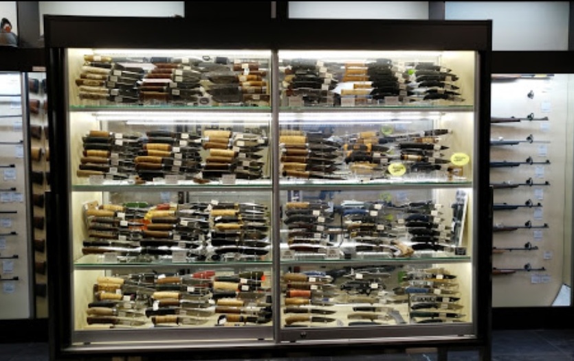 Большой выбор ножей в магазине "Охотник-Рыболов" на Ленина в Ставрополе