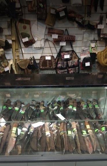 Ножи в оружейном магазине "Охотник" на Марата в Туле