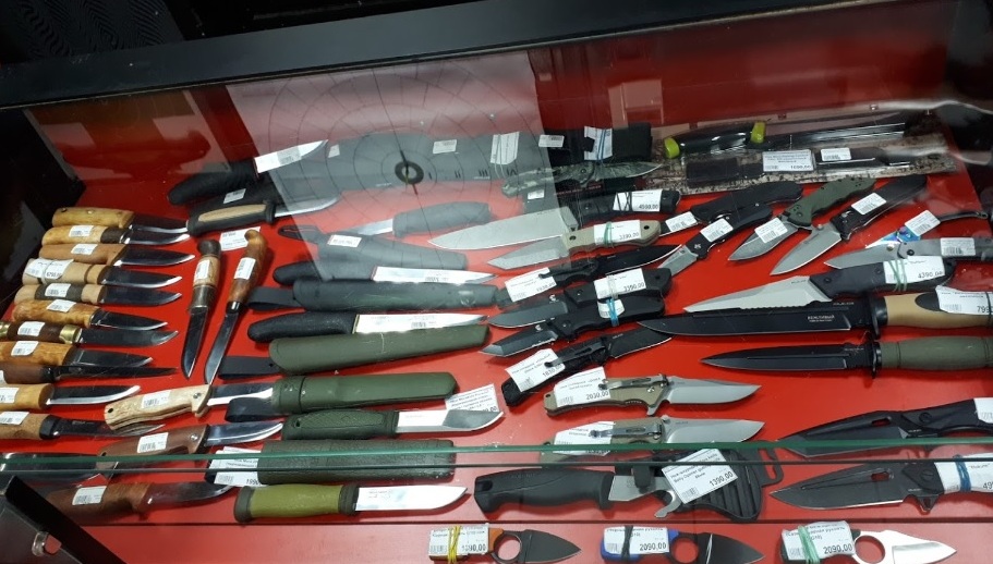 Ножи в магазине "Арбалет" на Дарвина в Твери
