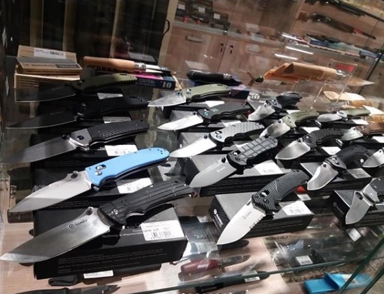 Большой выбор складных ножей в магазине North Wolf на Крупской в Якутске