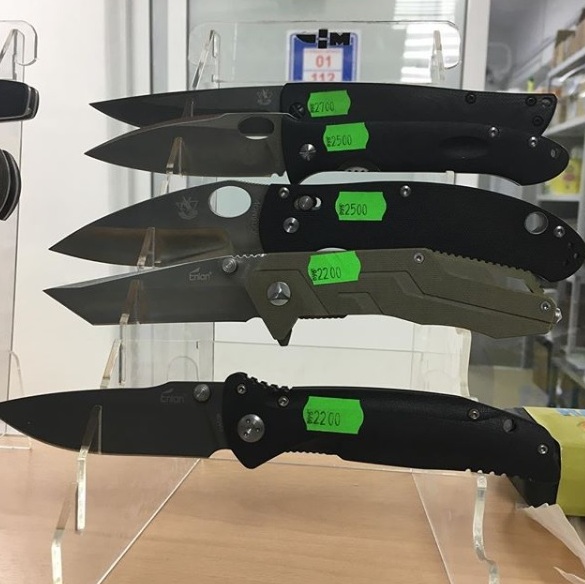 Складные ножи в магазине товаров для туризма и активного отдыха "В поход" в Якутске