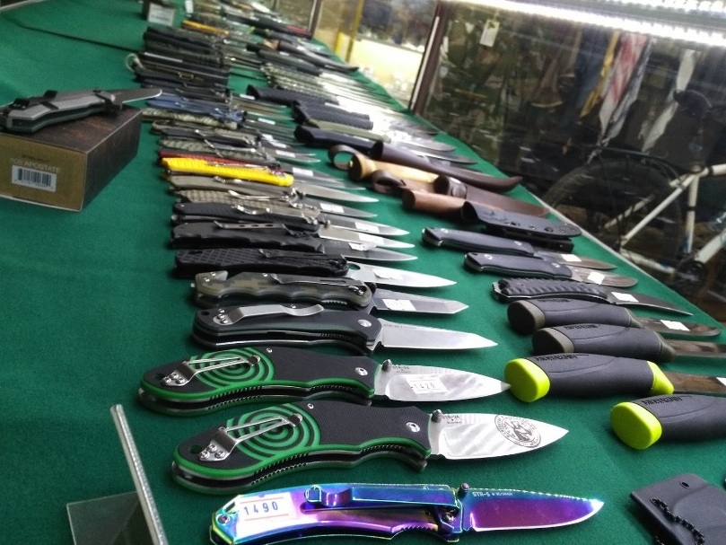 Ножи в магазине "Амуниция и снаряжение" в ТЦ "Олимп" на Угличской в Ярославле