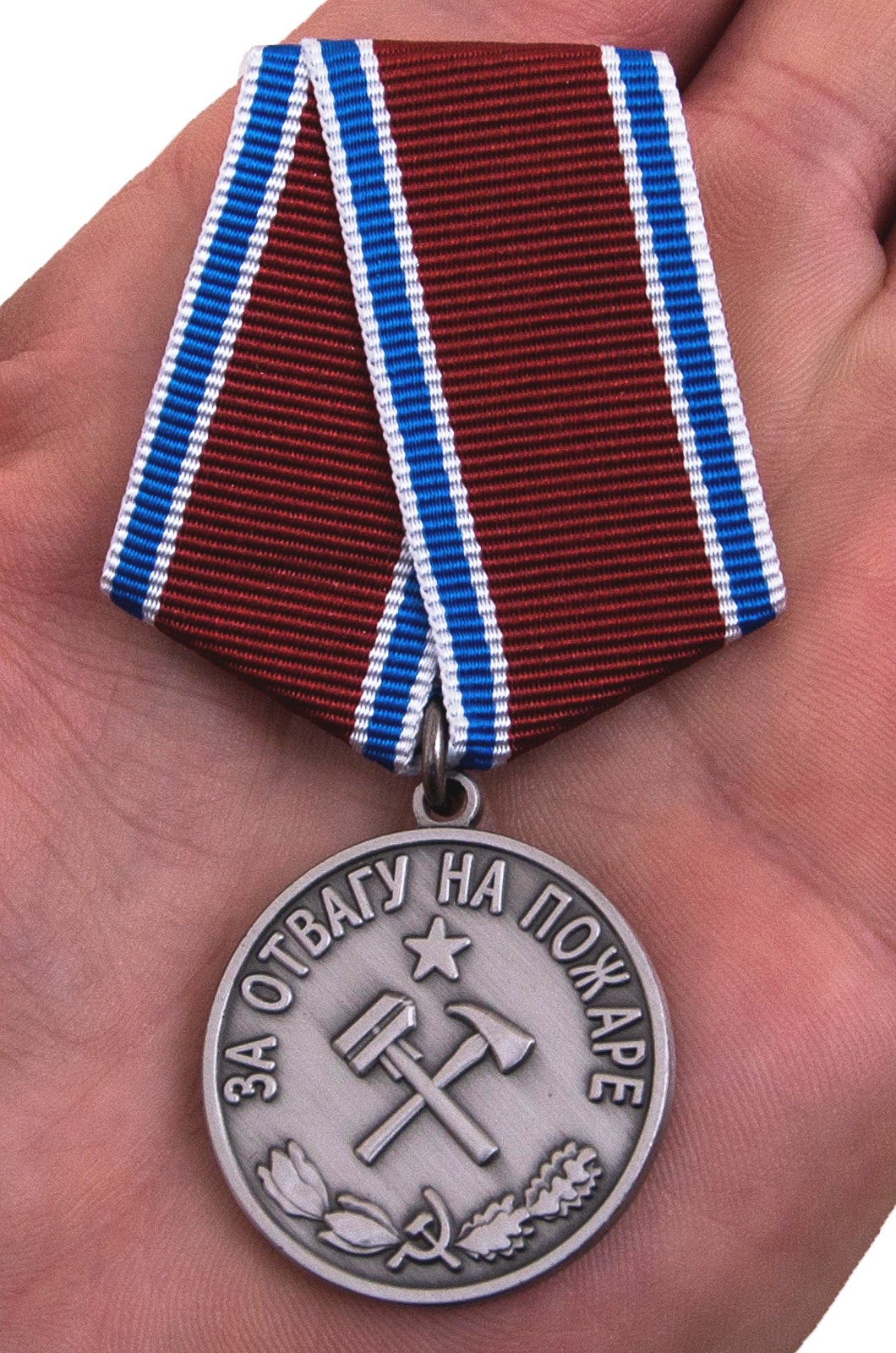 Медали "За отвагу на пожаре" - вид на ладони