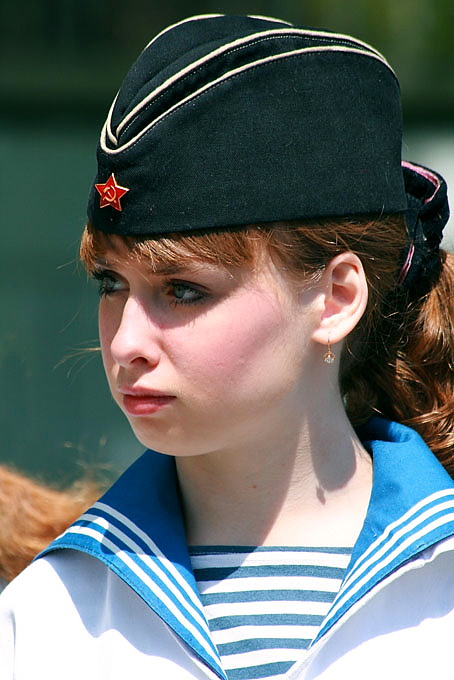 Девушка в морской пилотке