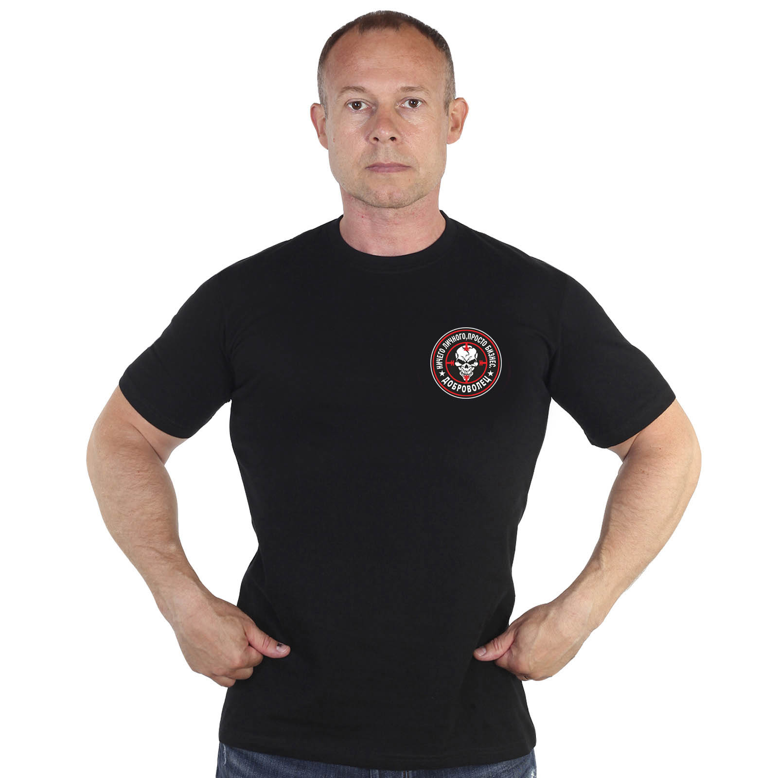 Купить мужскую черную футболку с термоаппликацией Доброволец онлайн