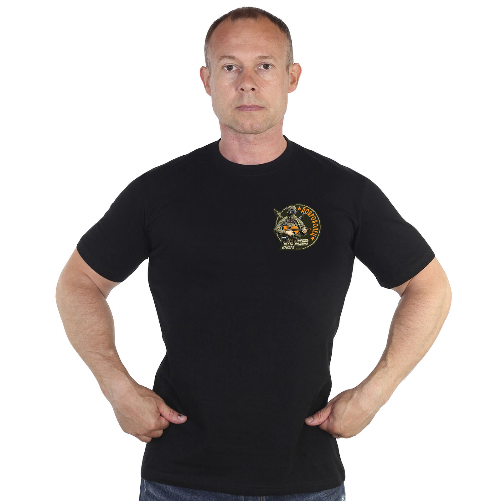 Купить мужскую черную футболку с термотрансфером Доброволец выгодно