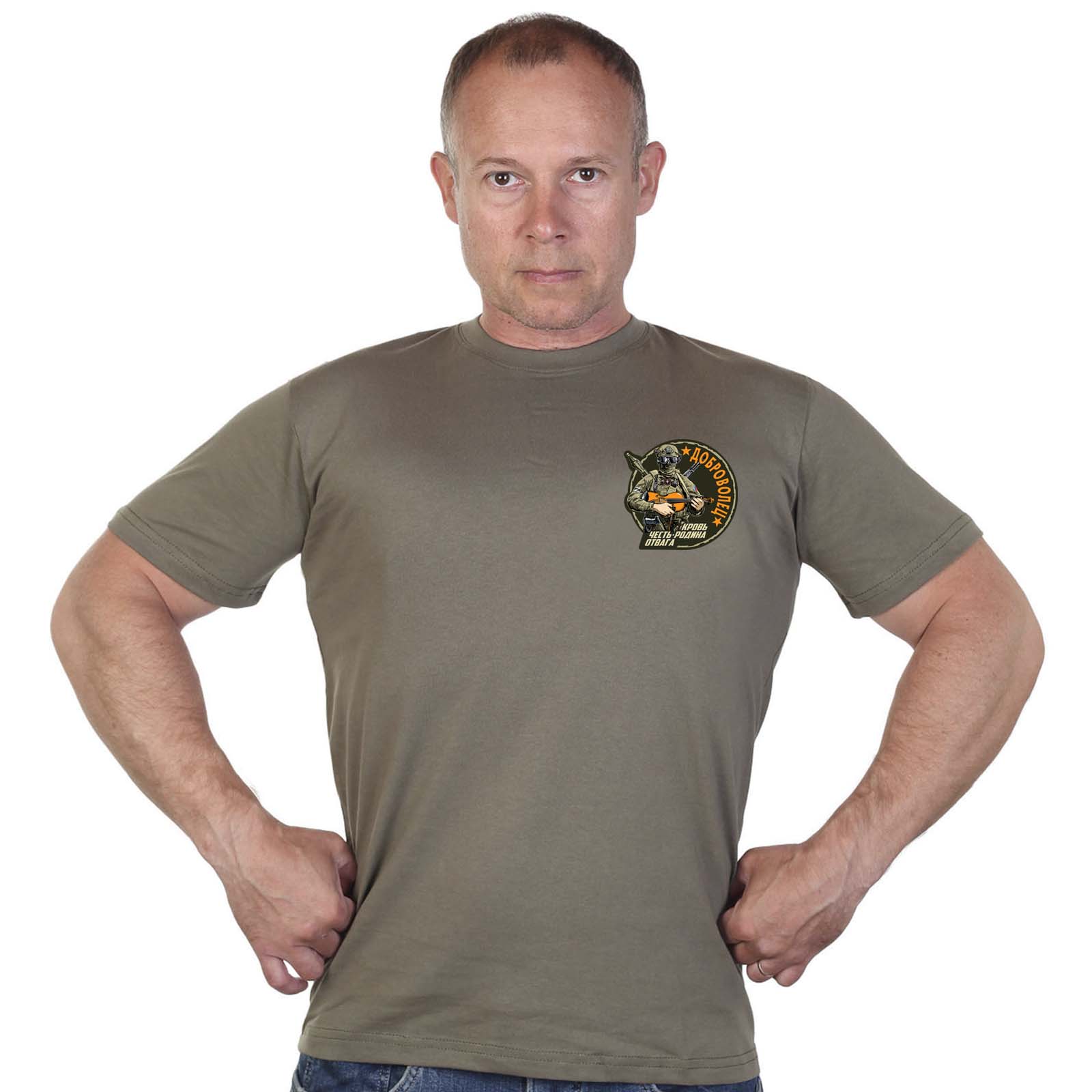 Купить мужскую оливковую футболку с термотрансфером Доброволец выгодно