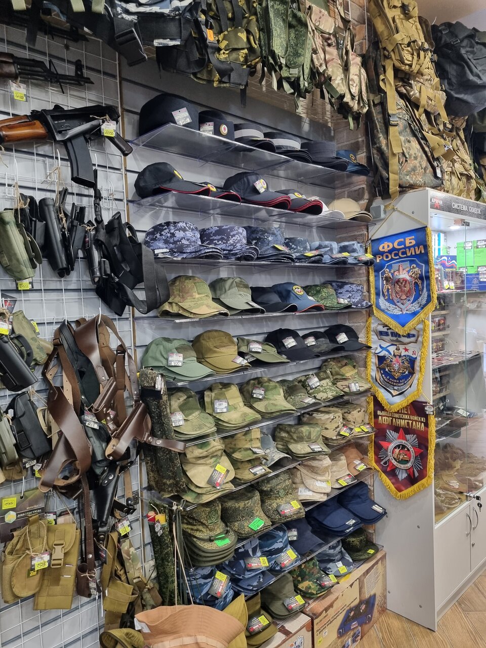Ассортимент товаров армейского магазина "Честь имею" на Ленина в Керчи