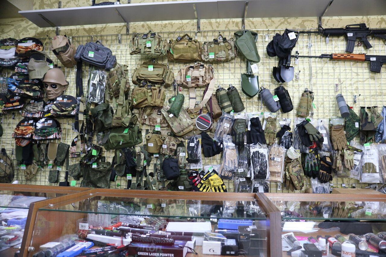 Ассортимент товаров армейского магазина "Сокол" на Курсантов в Керчи