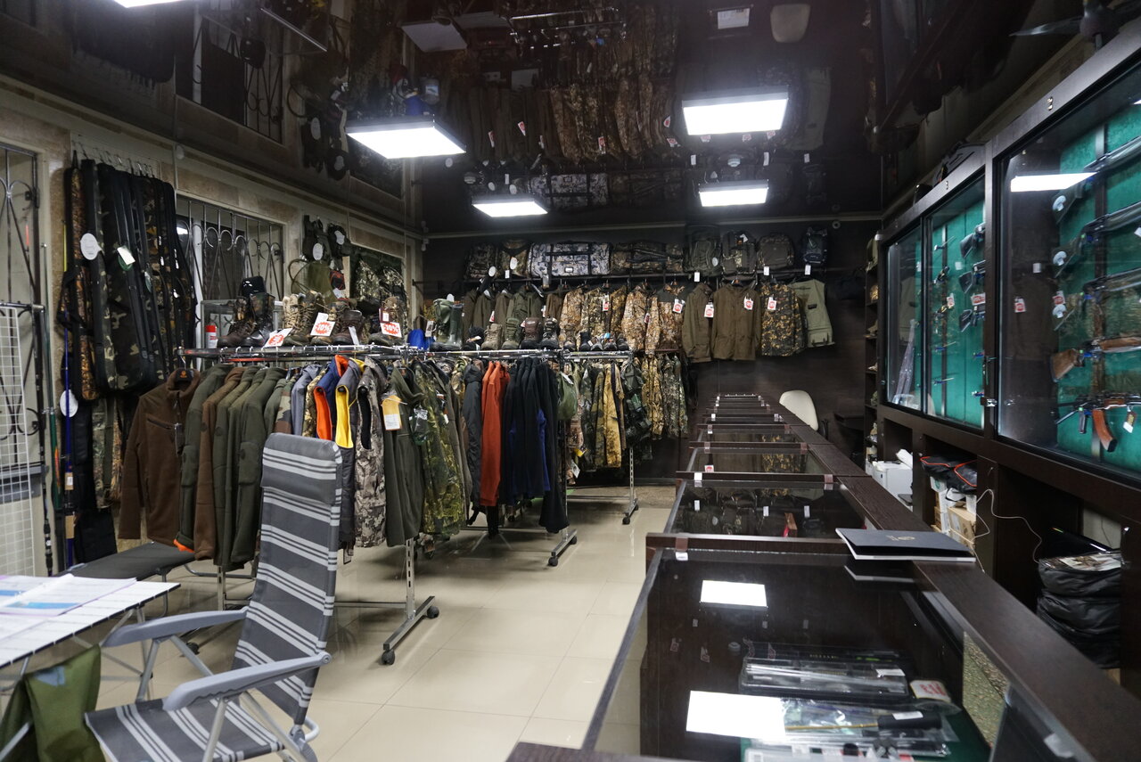Ассортимент товаров магазина экипировки "Оружейник" на Козлова в Керчи