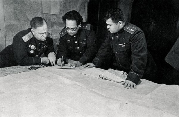 В 1944 году генерал. Жуков генеральный штаб армии 1941 год. Маршал Жуков над картой. Жуков Ватутин в ставке 1943. Жуков в 1944 году.