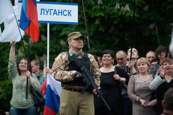 Мирные жители Луганска полностью поддерживают ополченцев в борьбе с украинским нацизмом