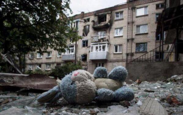 Картины разрушений в Луганске после очередного артиллерийского удара по жилым кварталам