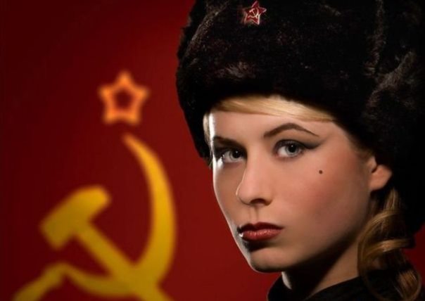 Девушка в одежде с сивмоликой СССР