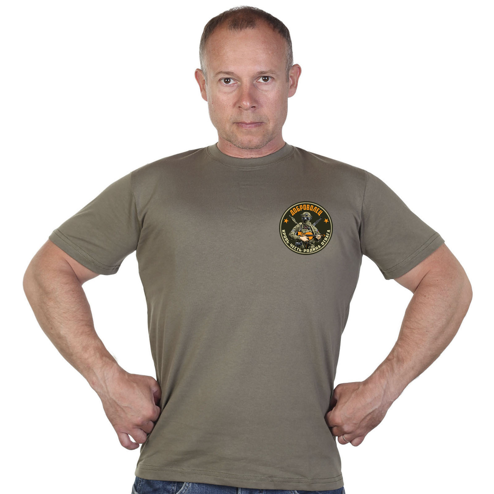 Купить оливковую трикотажную футболку с термотрансфером Доброволец онлайн