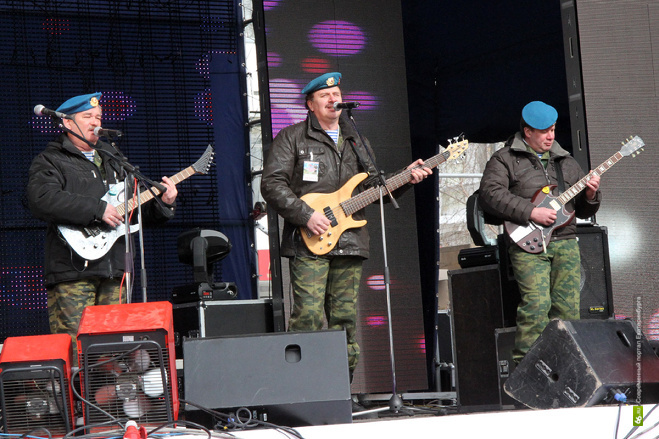 Группа десантников с гитарами