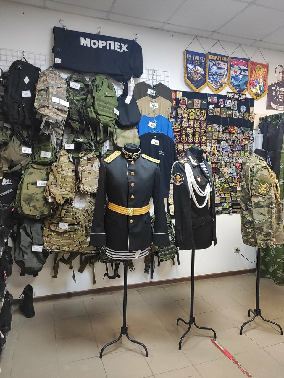 Ассортимент товаров армейского магазина "Адмиральский" на Лиговской в Севастополе