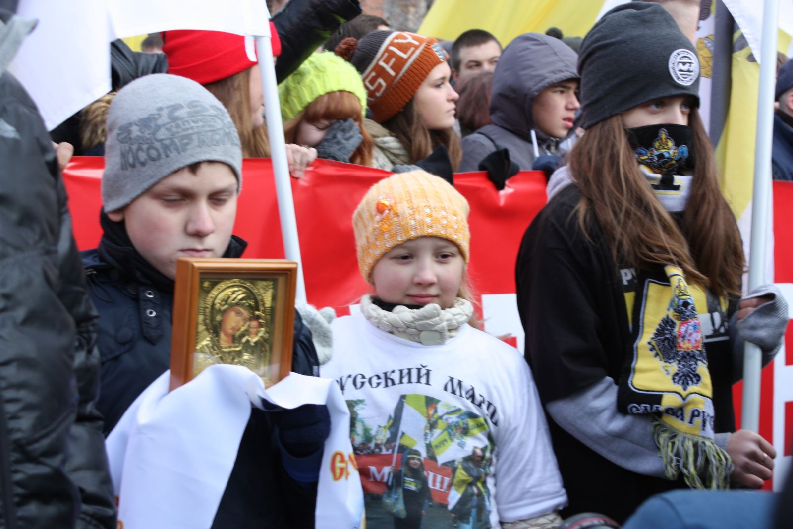 Дети участвуют в шествии Русский марш