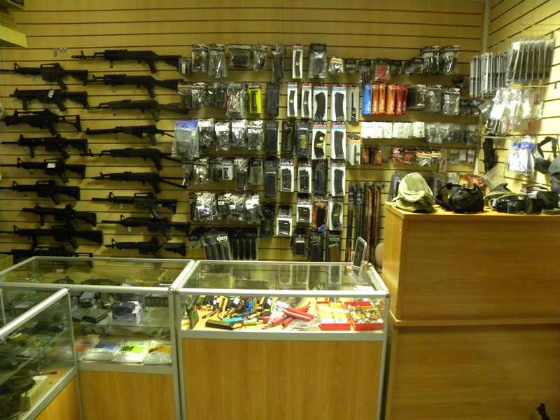 Страйкбольное оружие на витрине магазина "Мангуст - Airsoft"