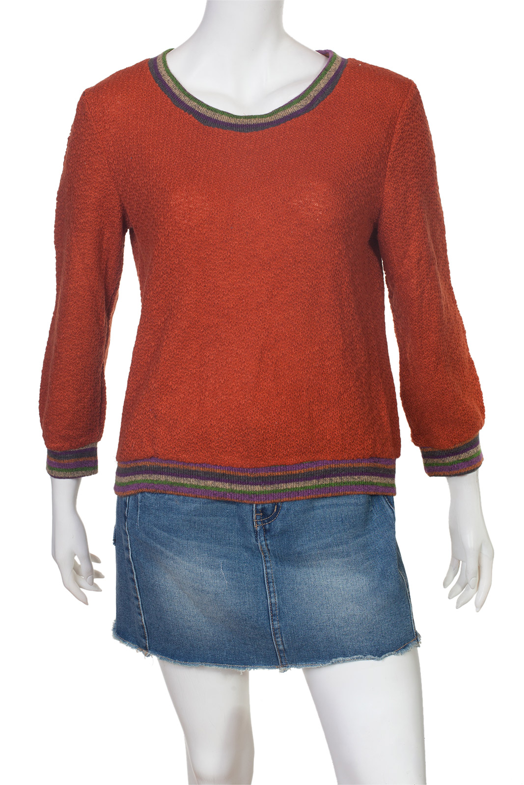Стильная красная кофта-свитер с зауженным руквом
