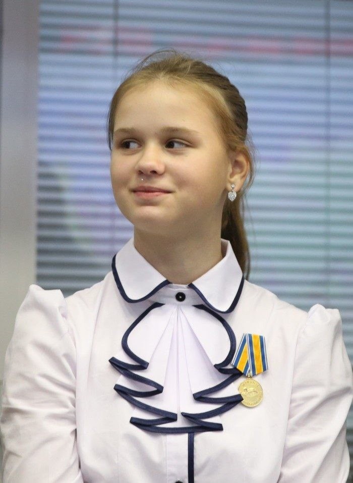 Школьница Юлия Король, награжденная медалью "За спасение погибавших"