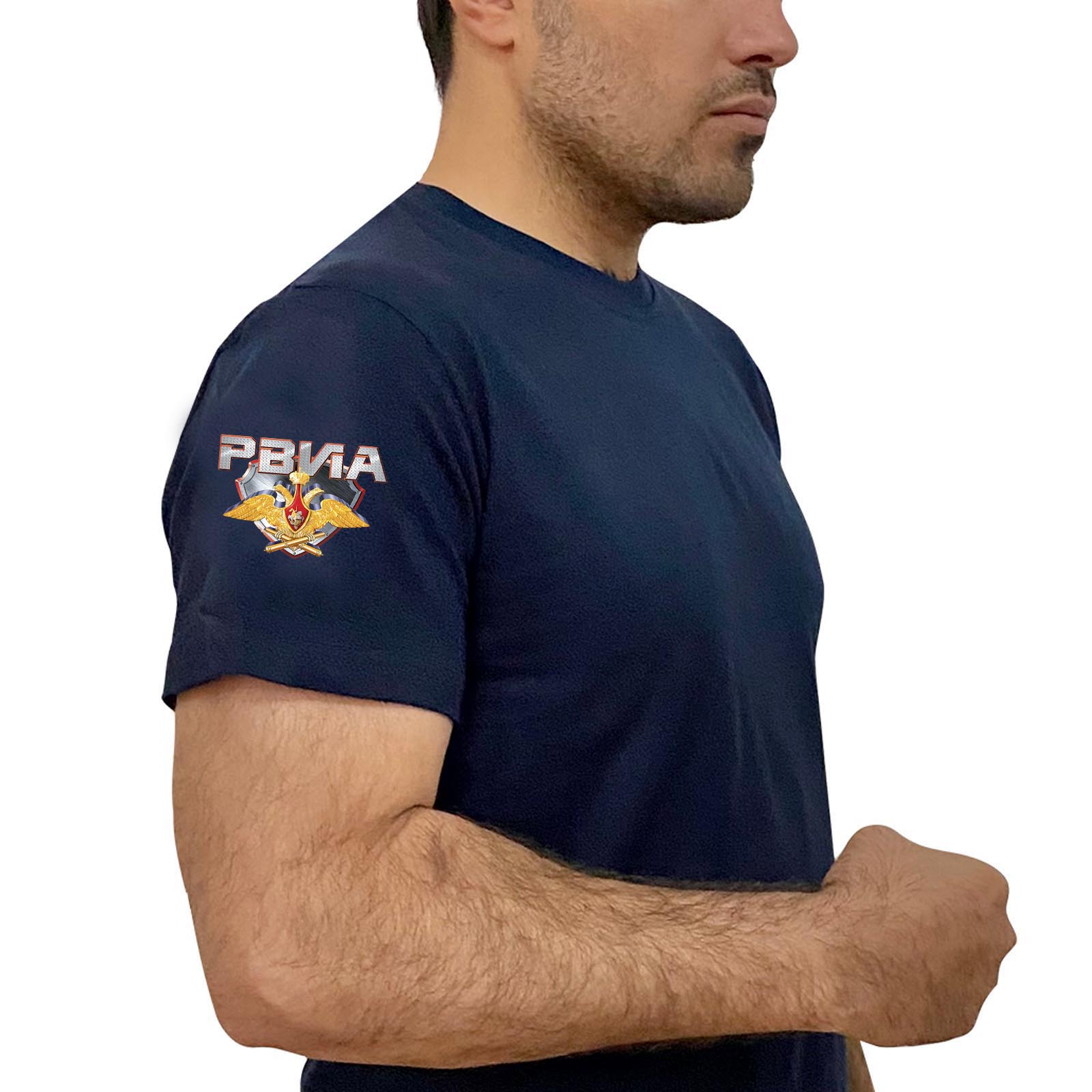 Купить удобную темно-синюю футболку с термотрансфером РВиА выгодно