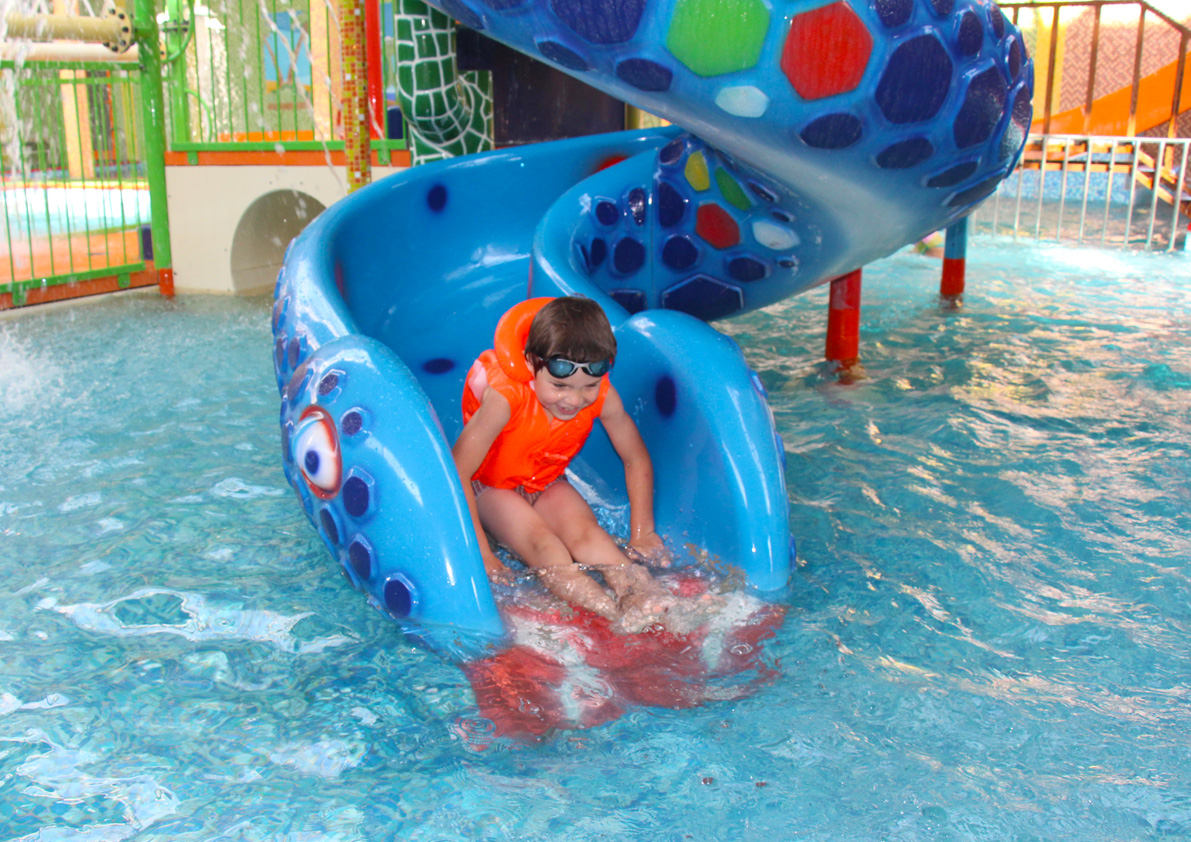Для детей в Юна-Лайф выделен отдельный бассейн с горкой