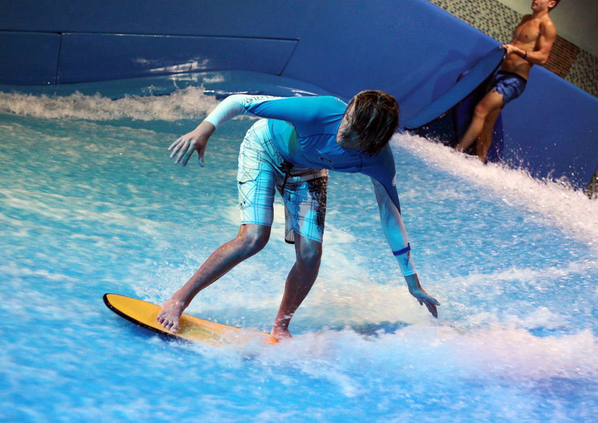 В Юна-Лайф есть даже волна для серфинга 