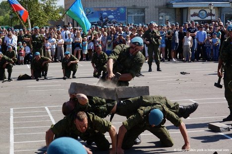 Показательные выступления на плацу воинской части ВДВ в городе Иваново