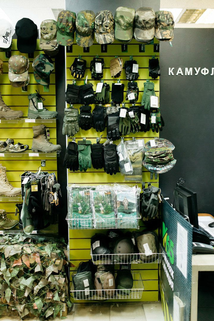 Ассортимент товаров армейского магазина "М65" в ТЦ Стометровка в Костроме