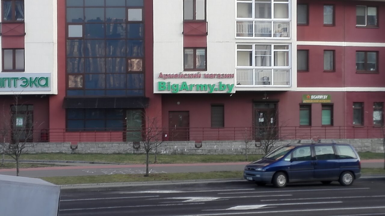 Вход в армейский магазин "БигАрми" на Газеты Правда в Минске