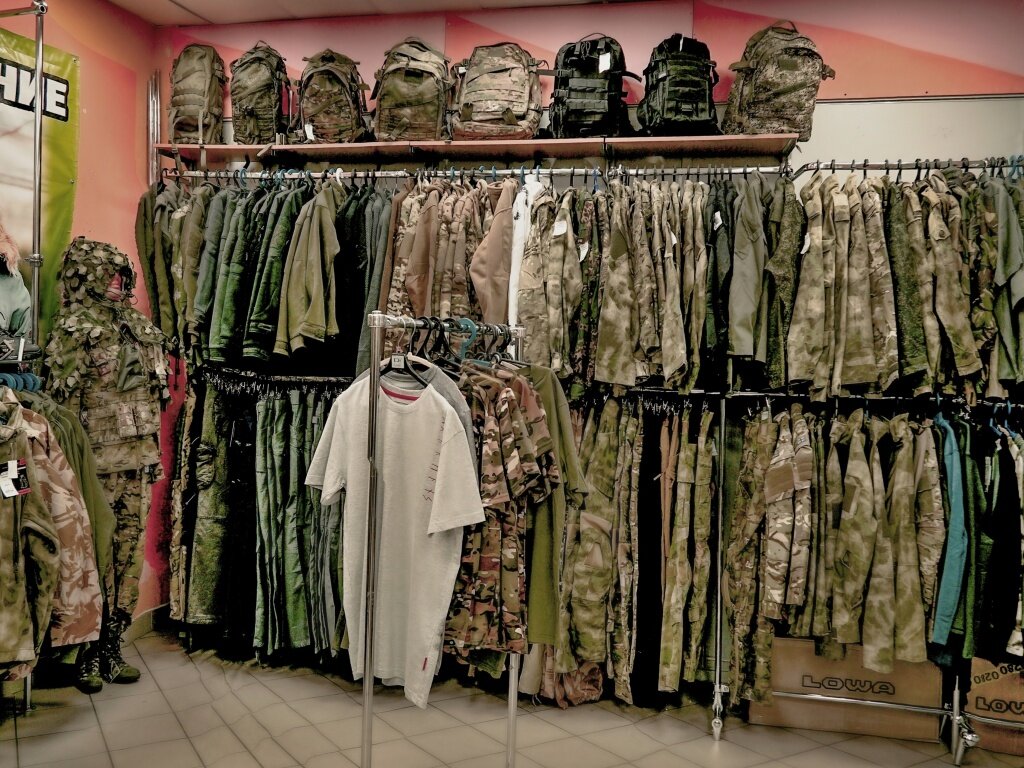 Ассортимент армейского магазина "Снаряжение" на Воровского в Мурманске