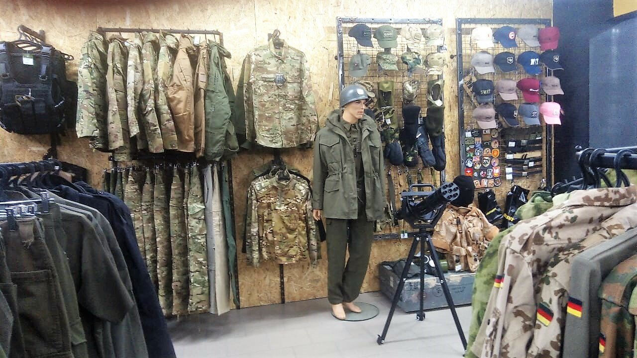 Ассортимент товаров армейского магазина "Милитарист" в Смоленске