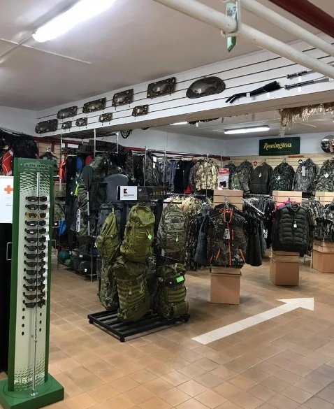 Ассортимент товаров магазина снаряжения "Кольчуга" на Вишневой в Сочи