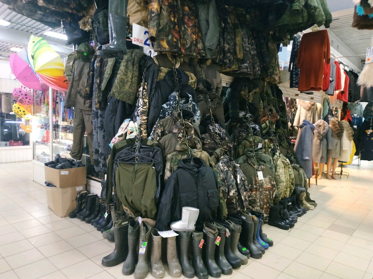 Ассортимент магазина одежды и снаряжения "Камуфляж" в ТЦ "Эвиком" в Витебске