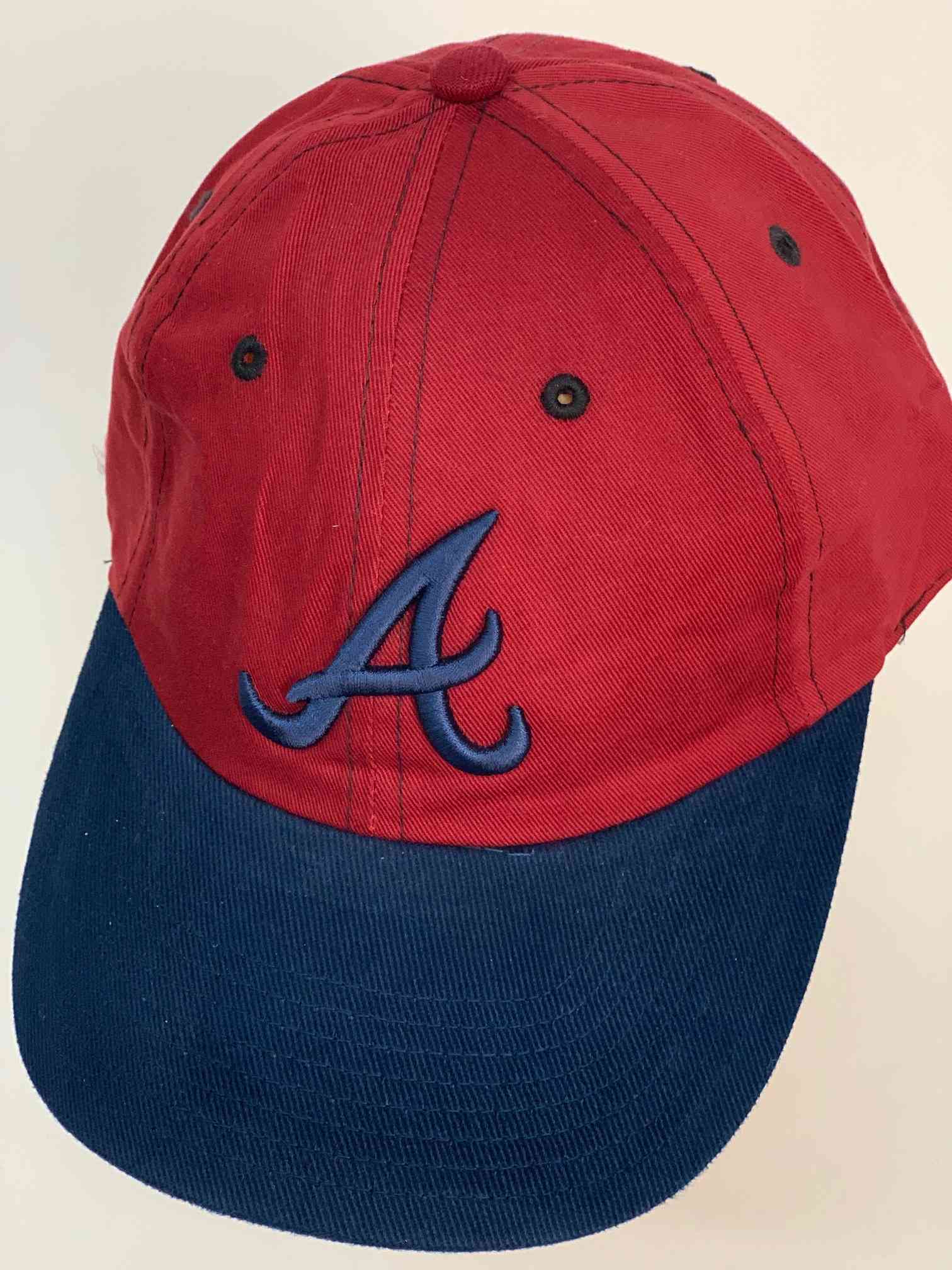 Яркая кепка для фанатов бейсбольной команды Atlanta Braves
